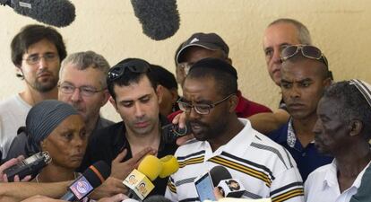 Ilan Mangisto, hermano del hombre desaparecido, lee un comunicado flanqueado por sus padres, en Ashkelon.
