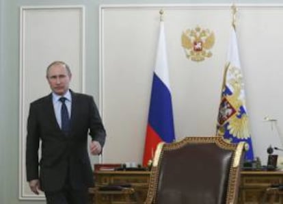 El presidente ruso Vladímir Putin a su llegada ayer a una reunión de gobierno en la residencia oficial de Novo-Ogaryovo, a las a fueras de Moscú, Rusia.