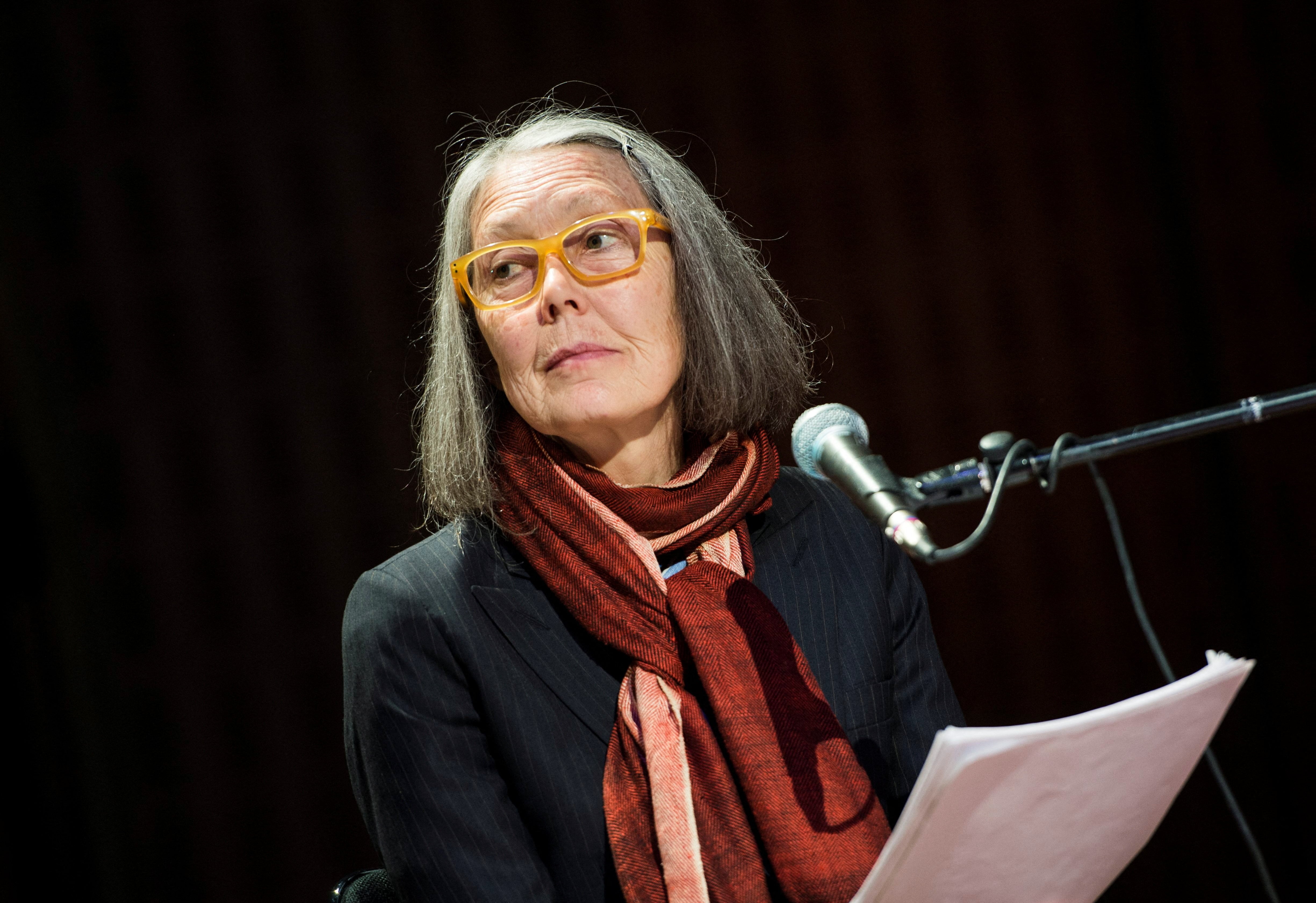 Maridos bellos, gigantes rojos o la disolución del yo: cinco obras fundamentales para conocer a Anne Carson