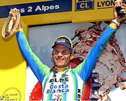 El colombiano Santiago Botero en el podio como ganador de la decimoquinta etapa del Tour de Francia.