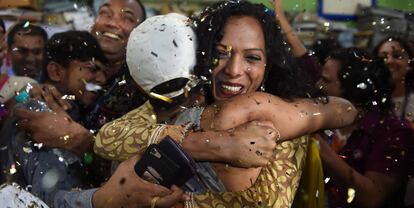 Indian members and supporters of the lesbian, gay, bisexual, transgender (LGBT) community celebrate the Supreme Court decision to strike down a colonial-era ban on gay sex, in Mumbai on September 6, 2018. - India's Supreme Court on September 6 struck down the ban that has been at the centre of years of legal battles.