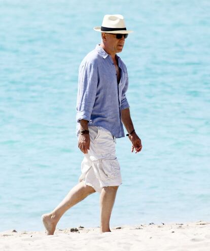 Bruce Willis también ha pisado las playas cuando ni siquiera ha empezado el verano. Aunque el actor estadounidense no lo hizo por placer, estaba rodando un anuncio en las playas de Miami (EE UU).