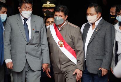 El presidente del Perú pedro Castillo, a su salida del Congreso este lunes en Lima.
