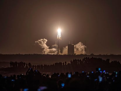 Una multitud observa el lanzamiento de la sonda espacial 'Chang'e-5' en Wenchang (China).