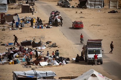 Desplazados palestinos preparan sus pertenencias para marcharse tras la orden de evacuación decretada por Israel, este sábado 11 de mayo cerca de la frontera en Rafah.