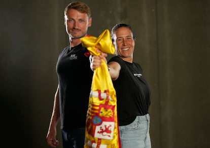 Marcus Cooper y Támara Echegoyen, con la bandera española.