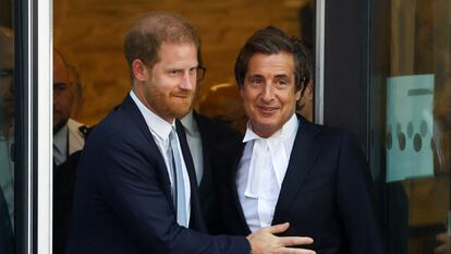 El príncipe Enrique y su abogado, David Sherborne, el 7 de junio en el Alto Tribunal de Londres