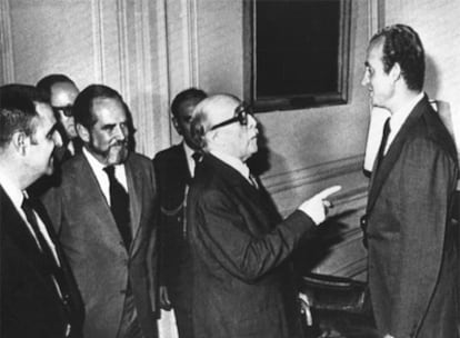 Claudio Sánchez-Albornoz charla con el Rey en la Embajada de España en Argentina, en noviembre de 1978.