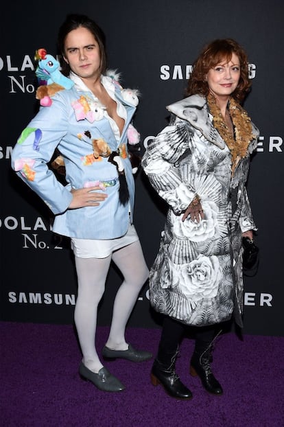 La actriz Susan Sarandon y su hijo, Miles Robbins -y su llamativa chaqueta- en la alfombra roja.