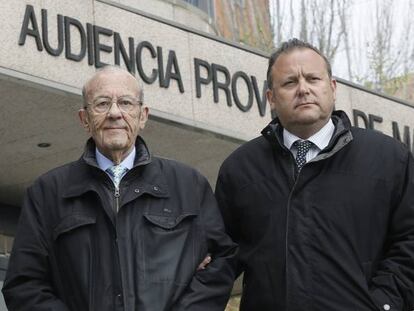 El doctor Sim&oacute;n Vi&ntilde;als y su hijo Carlos, a la salida de la Audiencia Provincial el pasado 30 de marzo.