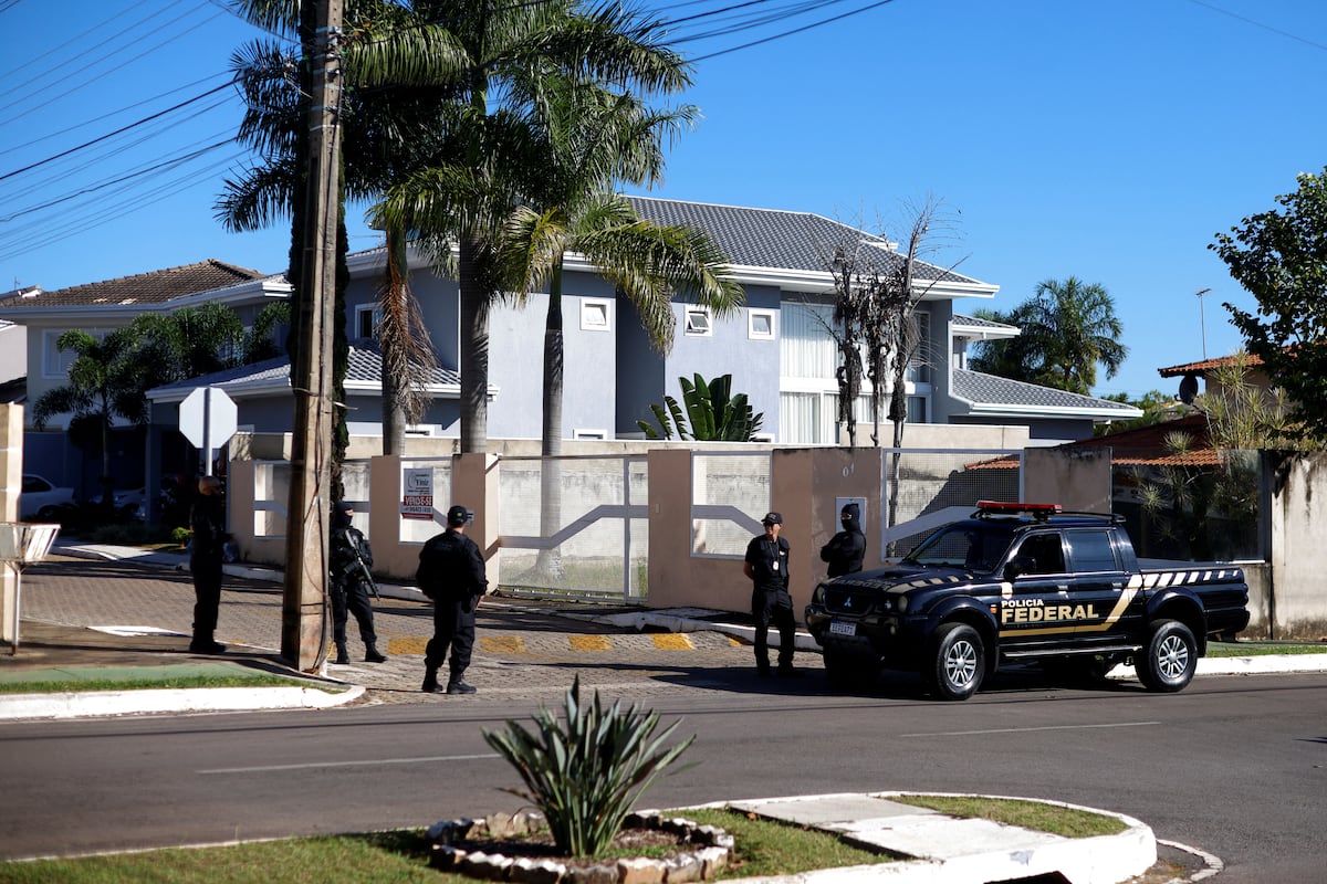 La policía registra la casa de Bolsonaro por sospechas de que falsificó ...