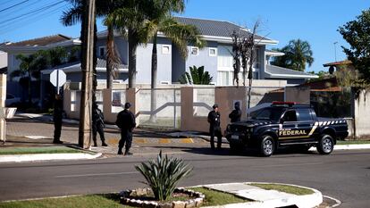 Oficiales de la Policía Federal hacen guardia cerca de la casa del expresidente brasileño, Jair Bolsonaro, durante un registro sorpresa este miércoles.