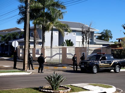 Oficiales de la Policía Federal hacen guardia cerca de la casa del expresidente brasileño, Jair Bolsonaro, durante un registro sorpresa este miércoles.