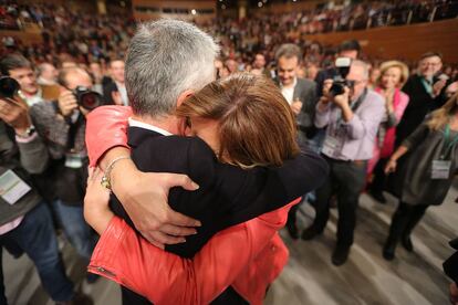 Susana Díaz se abraza a José Antonio Griñán en Granada.
