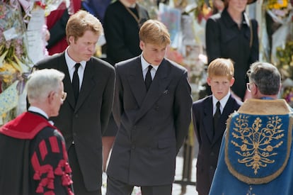 Charles Spencer, hermano de Diana de Gales (1961-1997), y sus hijos, Guillermo y Enrique, durante el funeral de la princesa en la abadía de Westminster, el 6 de septiembre de 1997.