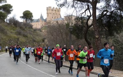 Participantes en la Carrera Monumental Ciudad de Segovia, que atraviesa el casco hist&oacute;rico de la ciudad.