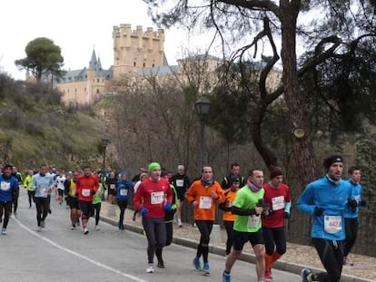 Participantes en la Carrera Monumental Ciudad de Segovia, que atraviesa el casco hist&oacute;rico de la ciudad.