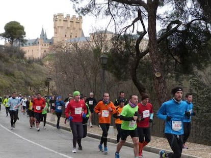 Participantes en la Carrera Monumental Ciudad de Segovia, que atraviesa el casco histórico de la ciudad.