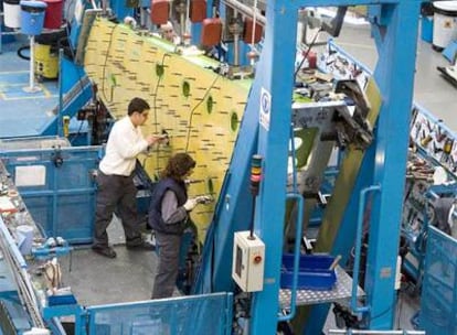 Proceso de fabricación de un ala del avión Embraer en las instalaciones de Aernnova en Miñano (Álava).