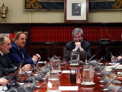 El presidente del Consejo General del Poder Judicial (CGPJ), Carlos Lesmes (c), durante el pleno de este jueves que ha aprobado el nombramiento de Dolores Delgado como fiscal general. 