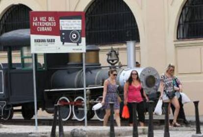 Turistas caminan por una calle de La Habana vieja hoy, jueves 9 de mayo de 2013, mientras se celebra en el balneario de Varadero la 33 edición de la Feria Internacional de Turismo (FITCuba 2013).