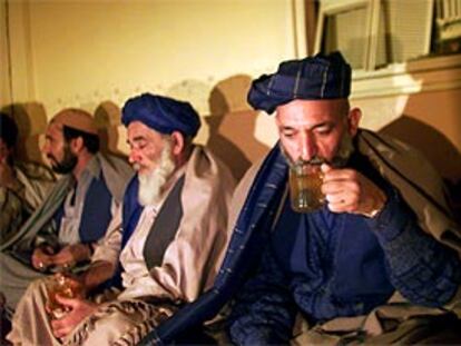 Hamid Karzai (a la derecha), junto a jefes tribales de las provincias del sur, en una reunión celebrada en la casa que ocupó el mulá Omar en Kandahar.