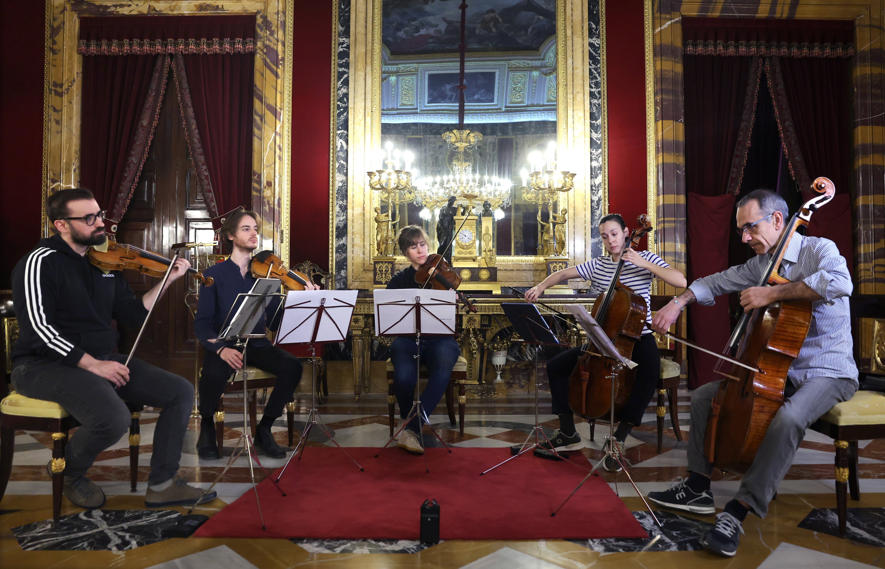 Los cinco 'stradivarius' de las Colecciones Reales del Palacio Real durante el proceso para sacarlos de las urnas donde se encuentran, y ser afinados antes de un concierto a cargo del Quinteto Palatino.
