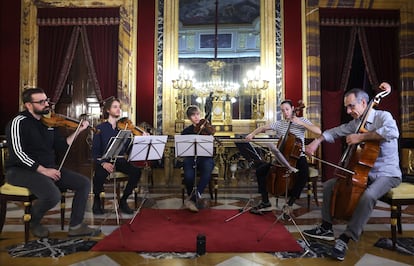Ensayo con los cinco stradivarius este jueves en el Palacio Real de Madrid. 
