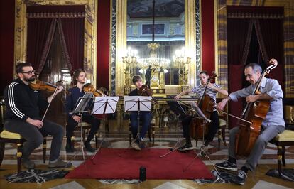 Ensayo con los cinco stradivarius este jueves en el Palacio Real de Madrid. 