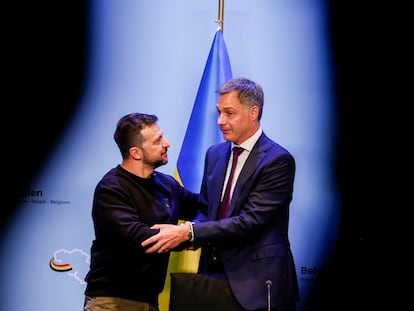 Volodímir Zelenski (izquierda) y Alexander De Croo, este martes en Bruselas.