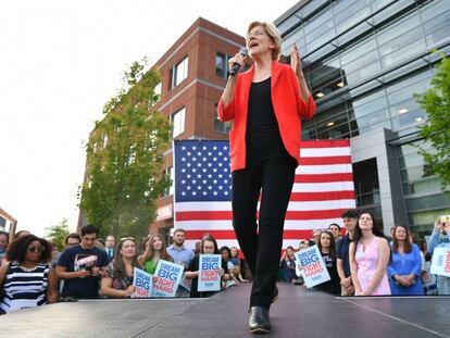 La candidata Elizabeth Warren hace campaña en Virginia.