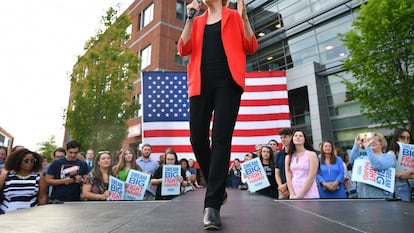 La candidata Elizabeth Warren hace campaña en Virginia.