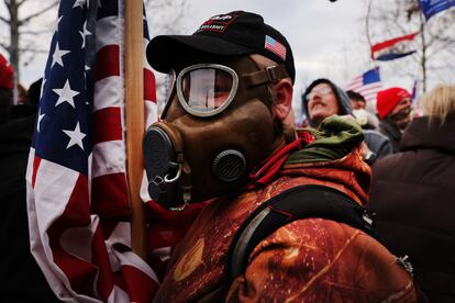 Miles de simpatizantes de Donald Trump irrumpen en el edificio del Capitolio de Estados Unidos tras una manifestación el 6 de enero de 2021 en Washington. El diario 'The Washington Post' ha recibido el Pulitzer al mejor servicio público por su cobertura “contundente y vívida” del asalto.