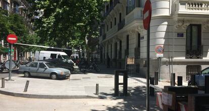 La calle cortada por los agentes de policía.