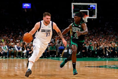 Luka Dončić, de los Dallas Mavericks, bota el balón ante Jrue Holiday, de los Celtics de Boston, en el partido de este domingo.