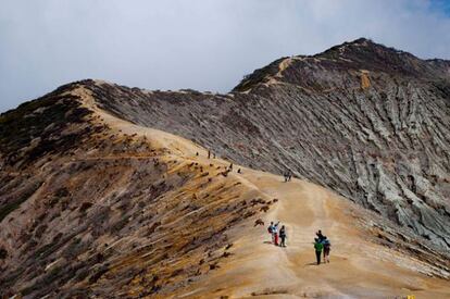 La mina de Ijen se ha puesto de moda y hoy es una excursión habitual en los circuitos turísticos