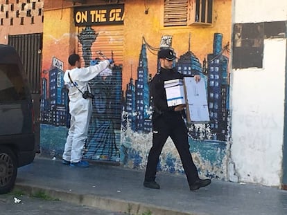 La policía precinta el local de Alcorcón donde se produjo el doble crimen.