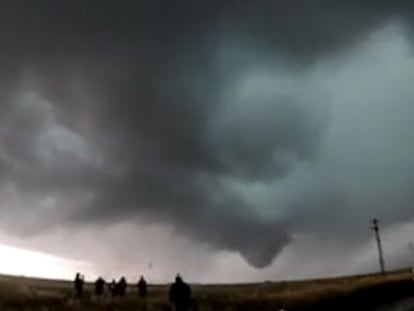 Un meteorólogo capta el momento en el que se origina una columna de aire sobre Tulia, Texas.