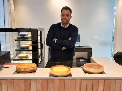 Álex Cordobés junto a sus tartas de queso, en una imagen cedida.