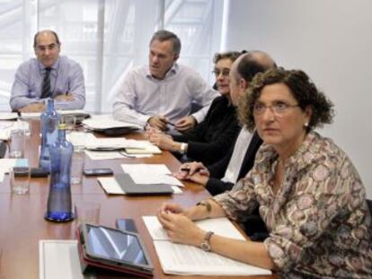 Jon Darpón, al fondo, en la reunión celebrada este sábado en Bilbao. 