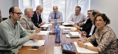 Jon Darpón, al fondo, en la reunión celebrada este sábado en Bilbao.