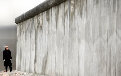 Angela Merkel, el 9 de noviembre de 2014, durante uno de los actos del 25º aniversario de la caída del muro, en el Memorial del muro de Berlín. En su libro, Merkel cuenta lo importante que fue aquel 2014, porque se juntaban varias fechas históricas importantes: "25 años antes había caído el Muro, 65 años atrás se había fundado la República Federal de Alemania, 75 años antes había empezado la Segunda Guerra Mundial y 100 años antes, la Primera".