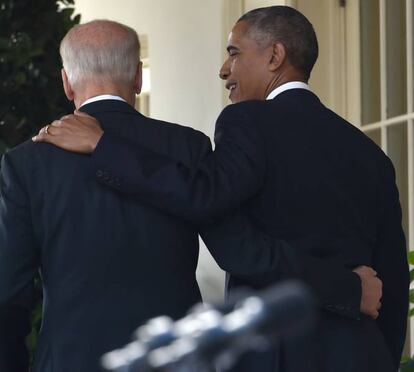 O presidente norte-americano, Barack Obama (à direita), junto ao vice-presidente, Joe Biden, após a coletiva de imprensa depois de conhecer a eleição de Donald Trump, em novembro de 2016.