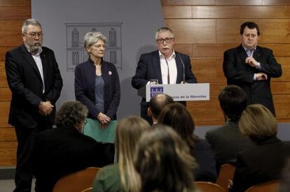 Los responsables de UGT y CC OO, Cándido Méndez e Ignacio Fernández Toxo, tras la reunión mantenida en La Moncloa con Mariano Rajoy.