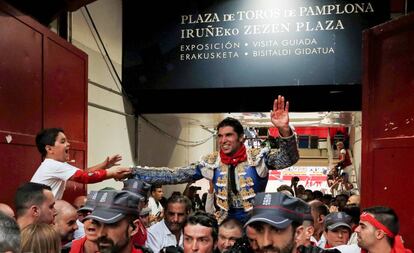 Cayetano sale a hombros de la plaza de toros de Pamplona.