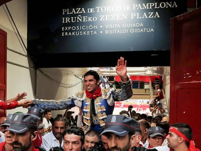 Cayetano sale a hombros de la plaza de toros de Pamplona.
