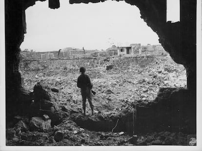 Un fusilero de la Marina de EE UU observa los resultados del bombardeo de Naha, en Okinawa, Japón, durante la II Guerra Mundial.
