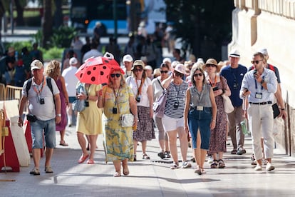 Turistas pasean por el centro histórico de Málaga, el viernes.