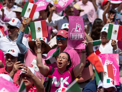 Simpatizantes de Xóchitl Gálvez marchan con la 'Marea Rosa', el 19 de mayo en Monterrey.
