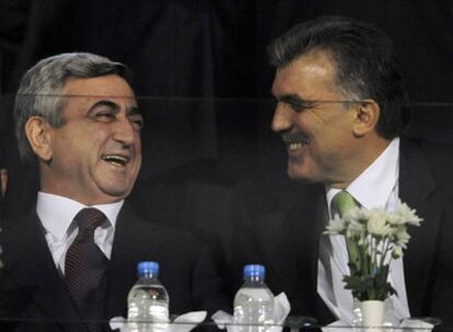 El presidente armenio, Serzh Sarkissian  (izquierda), y su homólogo turco, Abdulá Gül, ayer en Bursa.